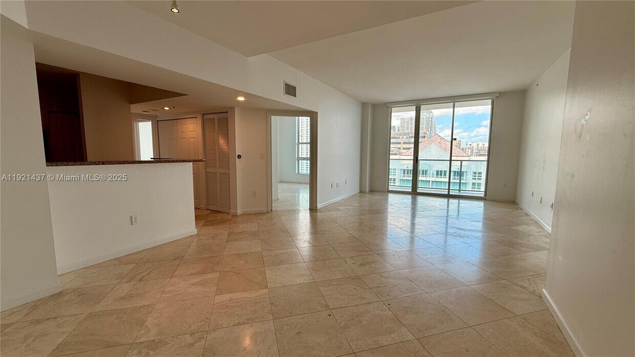 Foto principal - 1155 Brickell Bay Dr