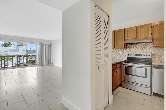 Foto del edificio - 600 NE 25th St