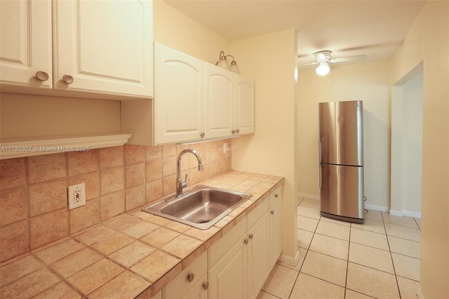 Building Photo - 555 SW 16th Ave