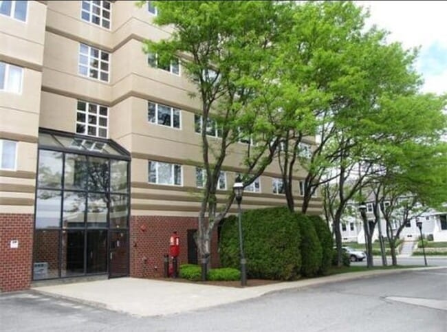 Building Photo - 35 Des Moines Rd