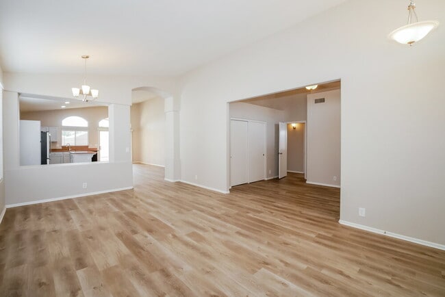 Building Photo - 1069 W Glenmere Dr