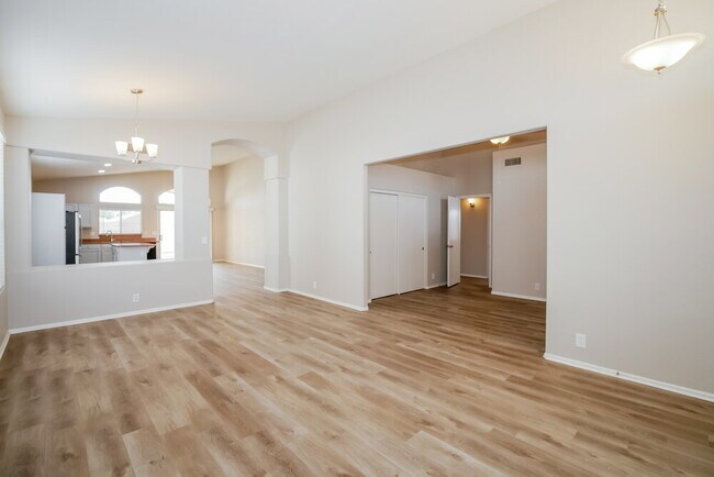 Foto del edificio - 1069 W Glenmere Dr
