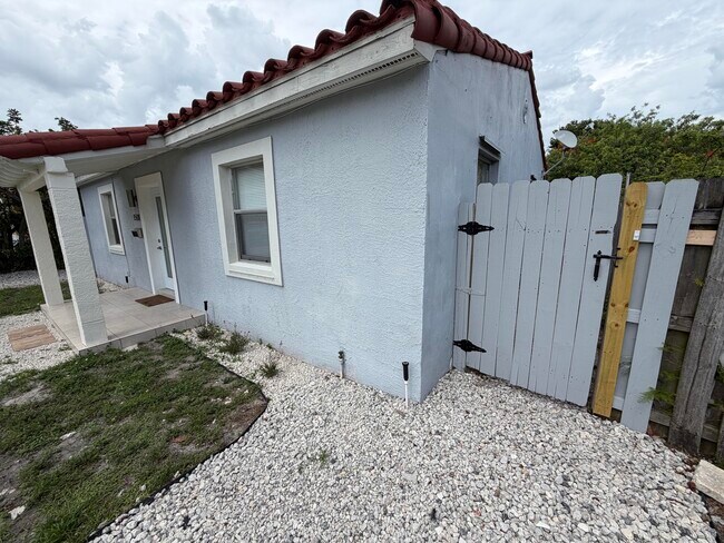 Building Photo - 1508 NW 1st Ave