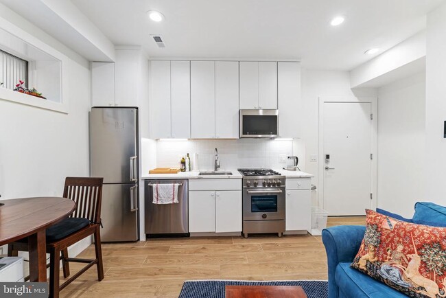 Foto del edificio - 1775 Swann St NW