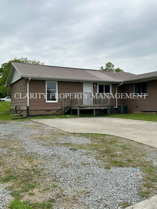 Foto principal - Spacious 3 bedroom apartment near Lee!