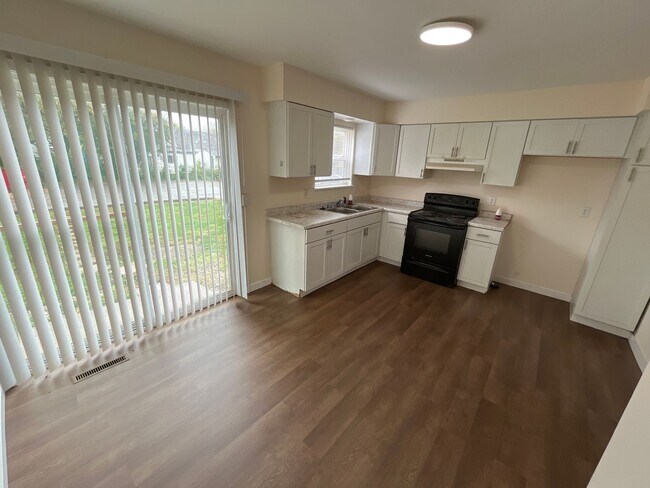 Foto del edificio - 2 Bed 1.5 bath with ac and off-street parking