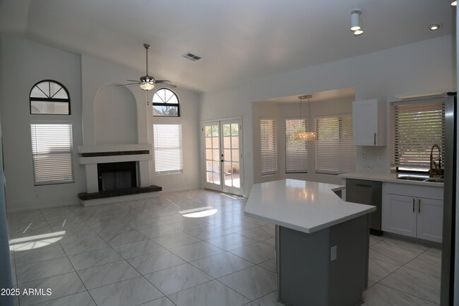 Building Photo - 827 W Harbor Dr