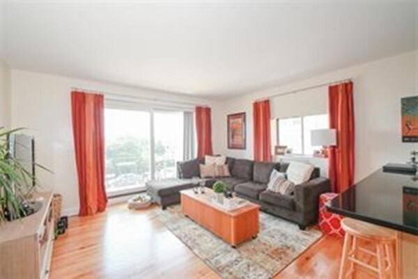 Foto del edificio - 386 E 8th St