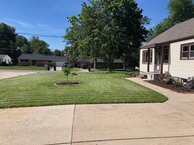 Building Photo - Beautiful 3 BR 2 bath house with lots of e...