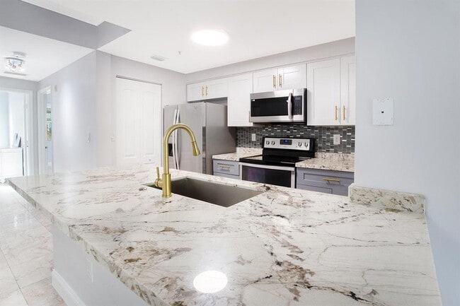 Building Photo - 5860 W Sample Rd