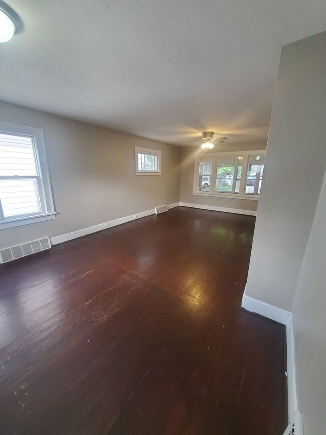 Building Photo - 3 Bedroom Single Family