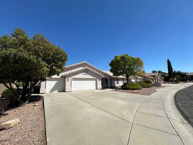 Building Photo - Beautiful 3 Bed / 2 Bath Home Backing to Cerbat Cliffs Golf Course!