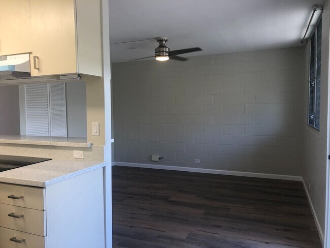Building Photo - FULLY RENOVATED TOP OF THE HILL