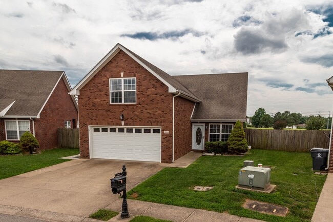 Building Photo - Three Bedroom with Bonus!