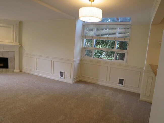 Building Photo - Downtown Kirkland * Rare Classic Luxury * ...