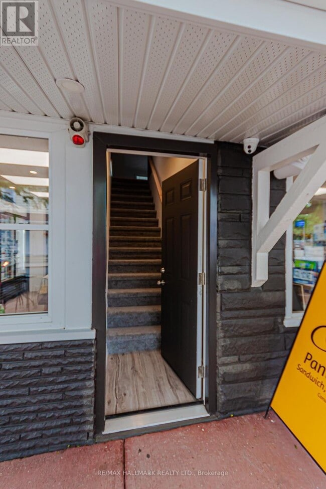 Building Photo - 930 Lake Dr E