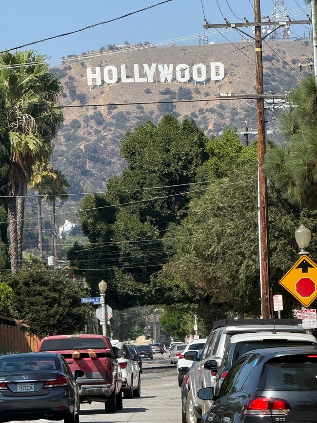 Building Photo - 2222 N Beachwood Dr