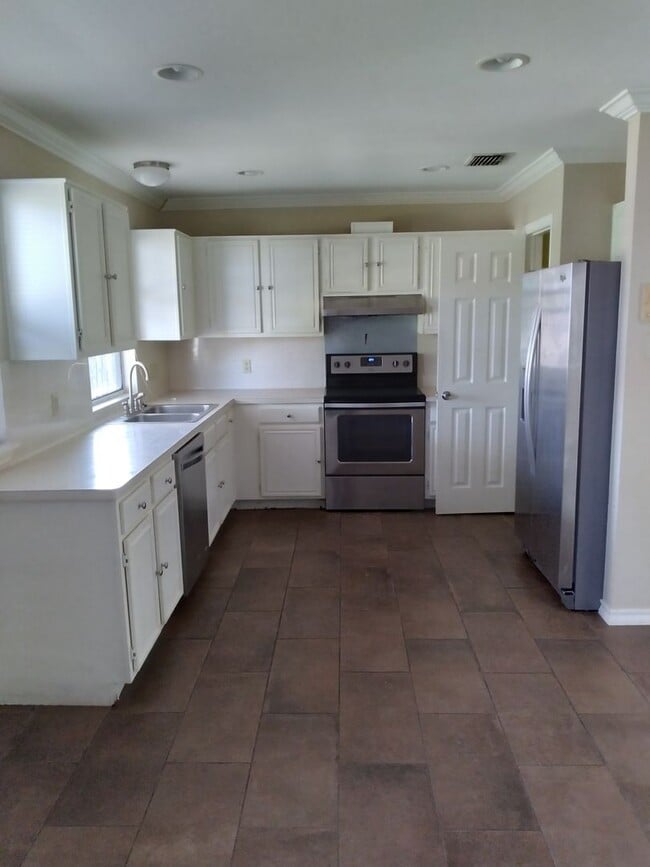 Foto del edificio - 4 bedroom 2.5 bathroom