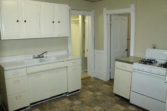 Building Photo - 119 Elm St