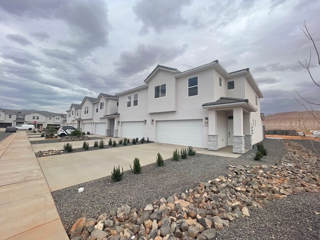 Building Photo - END UNIT Mustang Valley Townhome!!