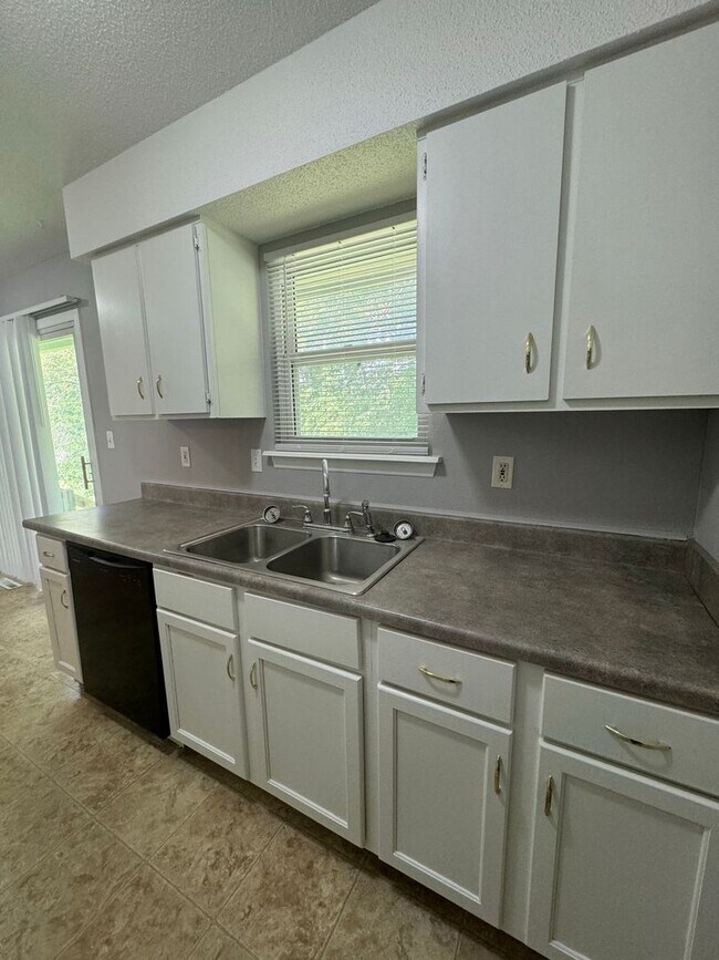 Building Photo - Coming Soon! Spacious Split-Level Duplex in Lee’s Summit