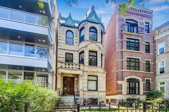 Building Photo - 643 W Wrightwood Ave