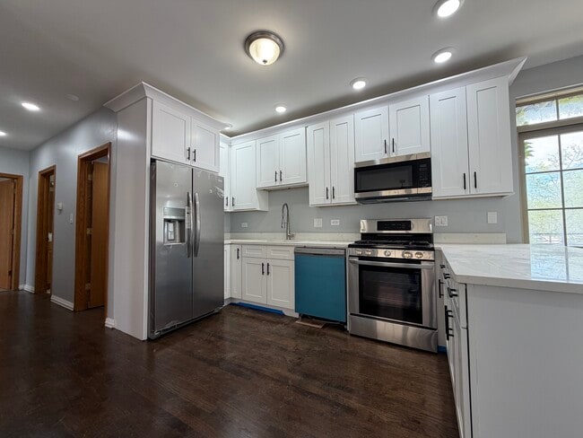 Kitchen - 2702 W Warren Blvd