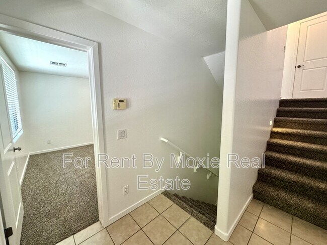 Foto del edificio - 330 S Farmer Ave