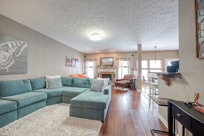 Building Photo - Beautifully Appointed Modern Home and clos...
