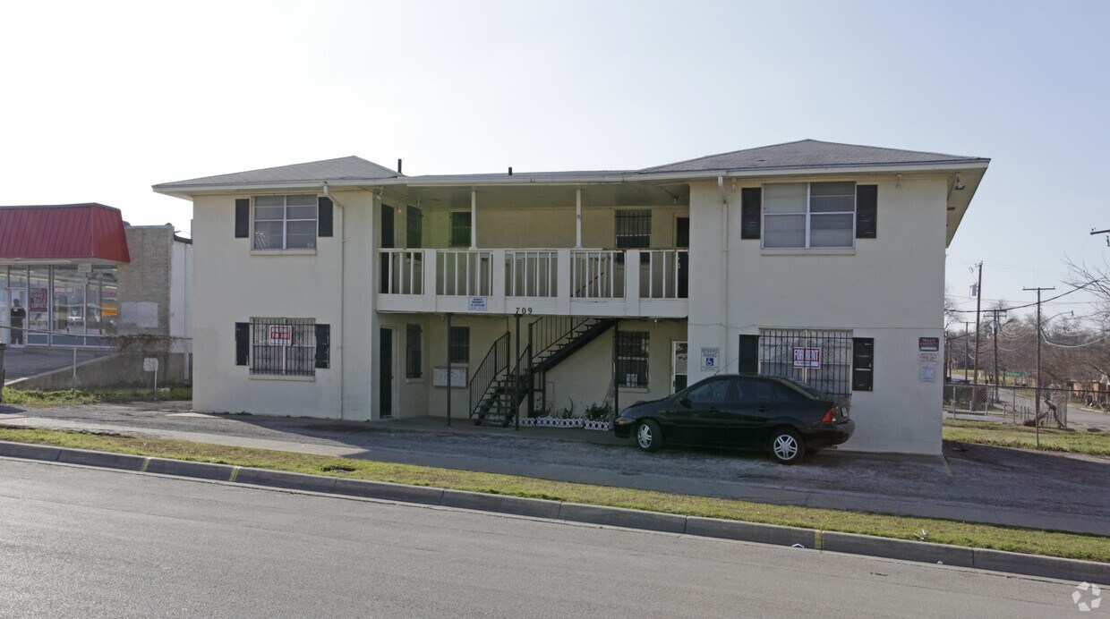 Building Photo - 709 W Richmond Ave