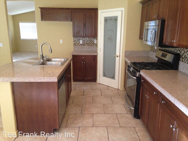 Building Photo - 5 br, 3.5 bath House - 14231 Caroline St