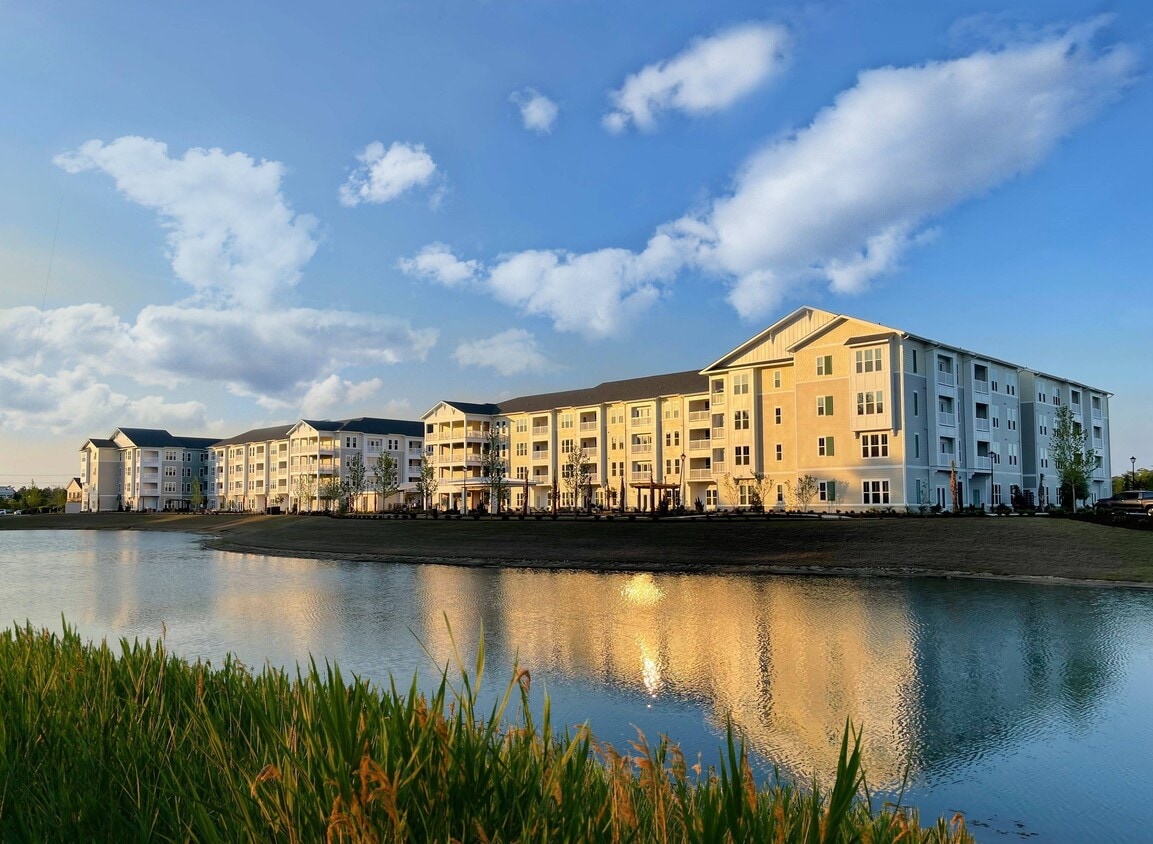 Junto al lago C - The Grove at Coastal Grand 55+ Active Adult Apartment Homes
