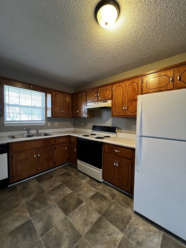 Foto del edificio - Charming 2-Bedroom Home with Spacious Layout in Oak Grove, KY - Must See!