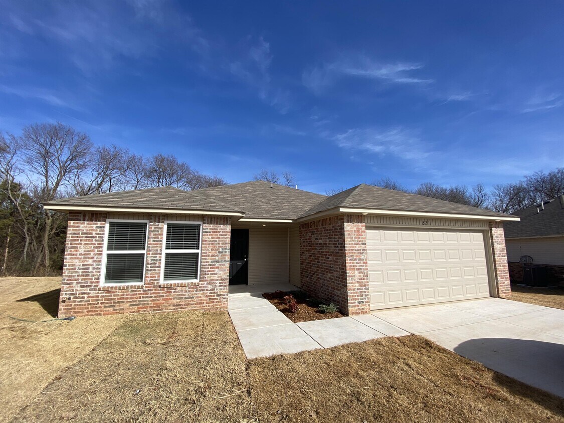 Primary Photo - 821 Twin Lakes Dr