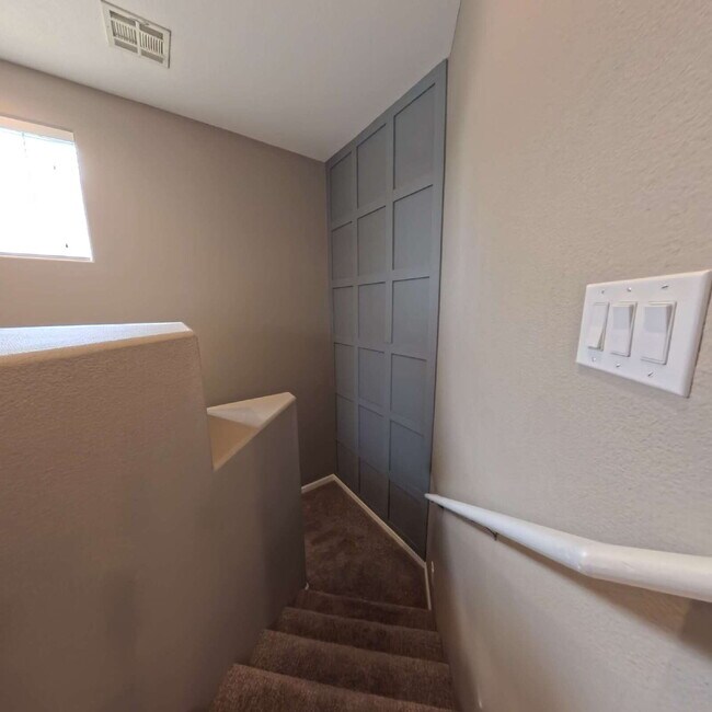 Building Photo - Stylish 2 bedroom 2 bathroom at Tripoly South