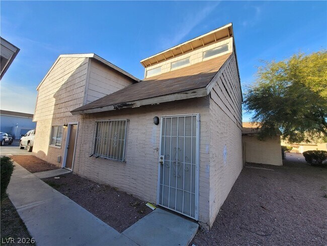 Foto del edificio - 5126 Golden Ln