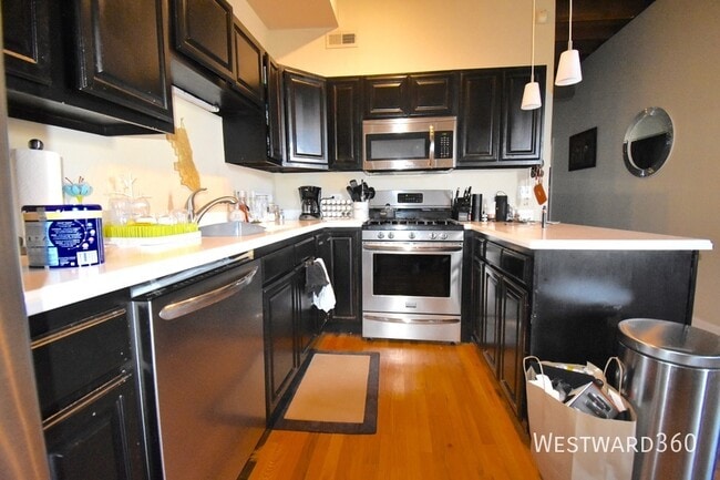 Building Photo - 1114 W Hubbard St