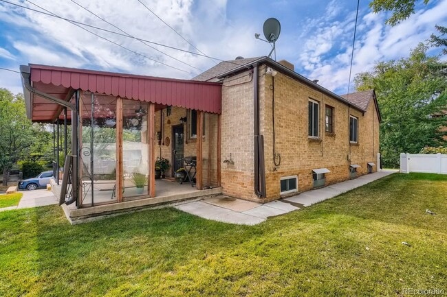 Photo - West Highlands - Amazing 32nd Ave, 2 Bed, 1 Bath Unit in Duplex- Shared Yard/Common Space Apartment