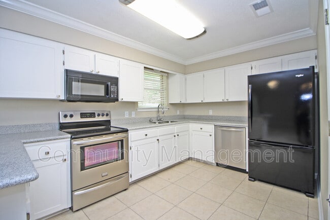 Building Photo - 836 E Versailles Dr
