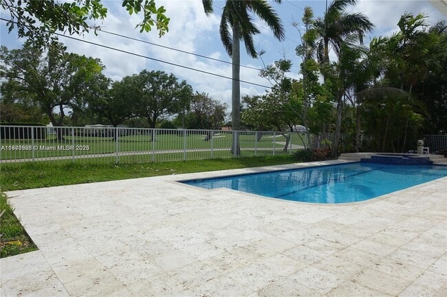 Foto del edificio - 1310 Blue Rd