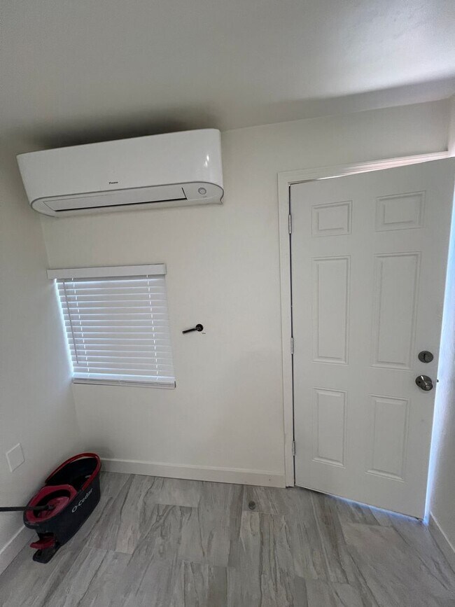 Foto del edificio - Charming Recently Remodeled Studio Apt. Ne...