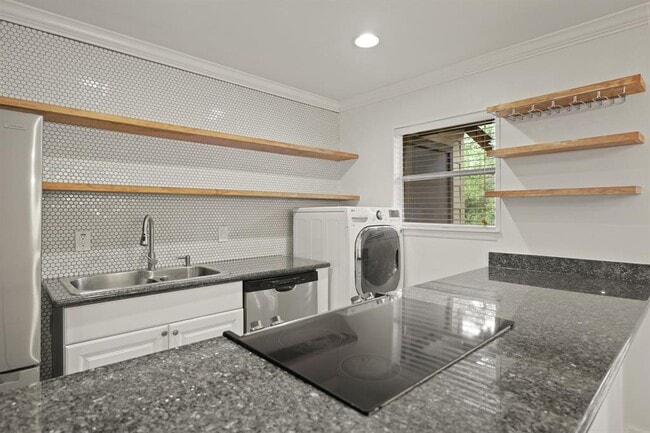 Building Photo - 8285 Kingsbrook Rd