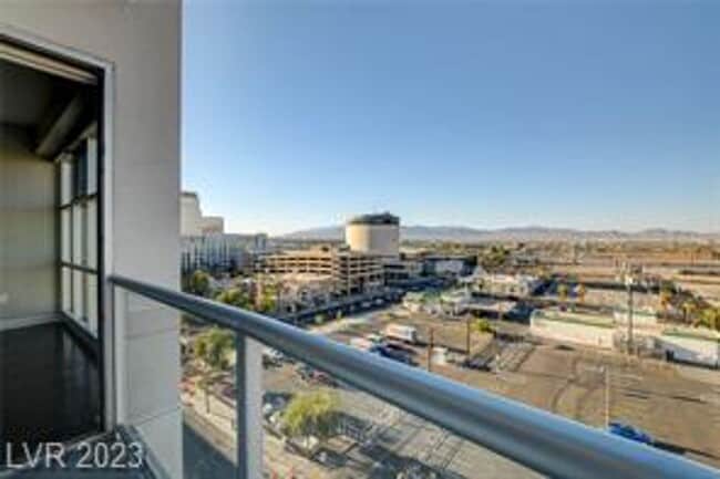 Building Photo - GORGEOUS DOWNTOWN HIGHRISE CONDO FOR LEASE!