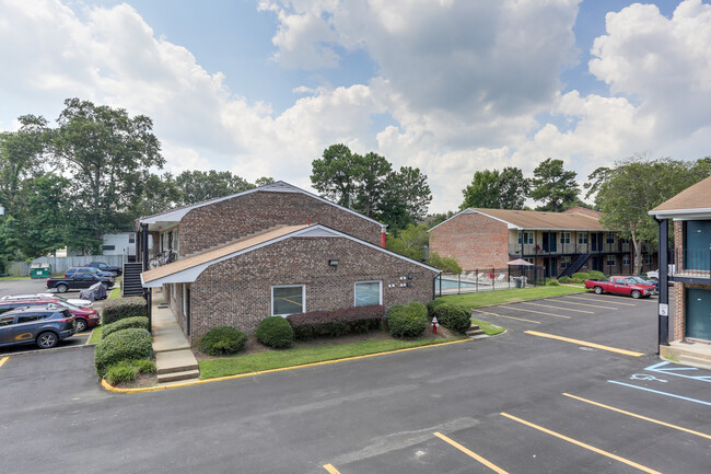 Building Photo - 605 Barberton Dr