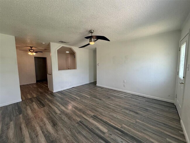 Foto del edificio - 6204 Dove Springs Cir