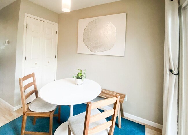 Foto del edificio - Cozy Town Home with Private Back Patio in ...