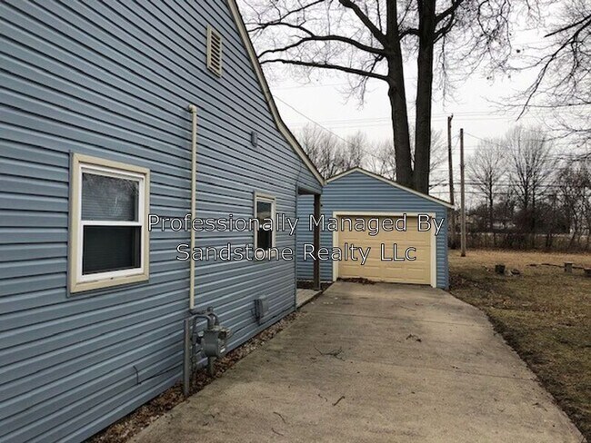 Building Photo - Totally Renovated 2 Bedroom Ranch