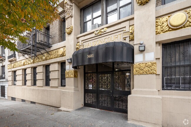 Entrada - 3681 Broadway