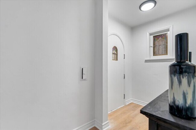 Foto del edificio - 5741 Walsh St