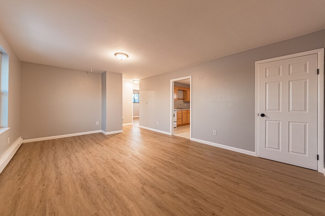 Primary Photo - All-brick Ranch Home on spacious lot in Au...